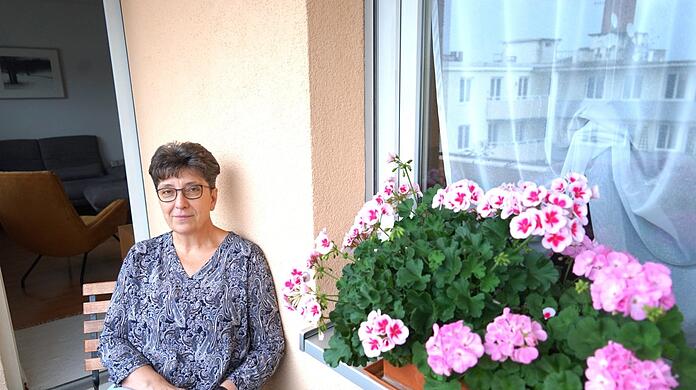 Auf dem Balkon ihrer Wohnung nahe Harras: Lisa Heinrich ist Witwe. Sie arbeitet in der Personalabteilung der Deutschen Post.