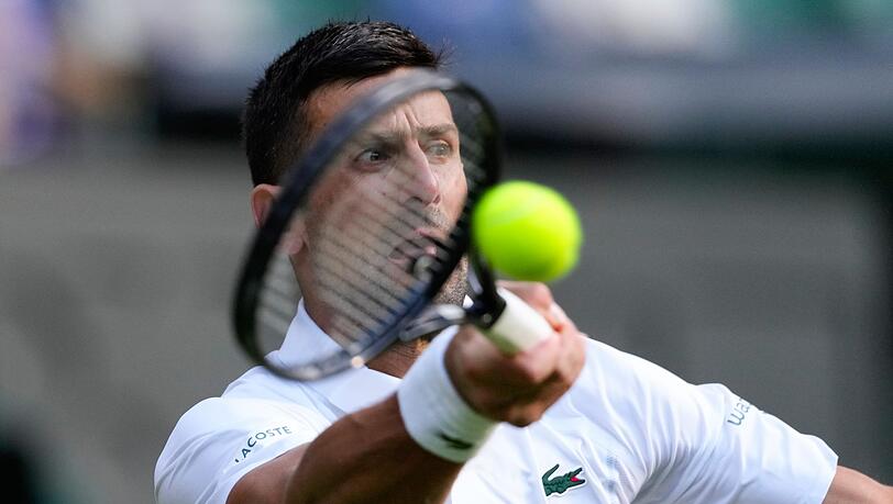 Novak Djokovic hat in Wimbledon kampflos das Halbfinale erreicht.