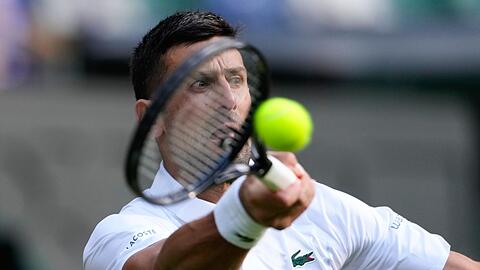 Novak Djokovic hat in Wimbledon kampflos das Halbfinale erreicht.
