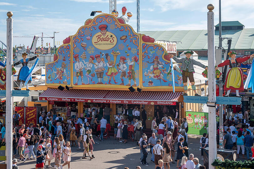 So kennen Wiesn-Besucher das Bodos Cafezelt bisher. In diesem Jahr wird es in neuem Glanz erstrahlen.