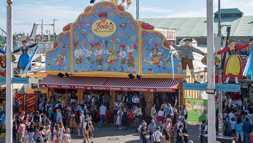 So kennen Wiesn-Besucher das Bodos Cafezelt bisher. In diesem Jahr wird es in neuem Glanz erstrahlen.