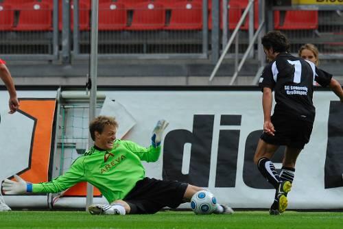 Letzte Haltestelle für die SG Großaspach: FCN-Keeper Alexander Stephan, der hier glänzend gegen Shqiprim Binakaj reagiert.