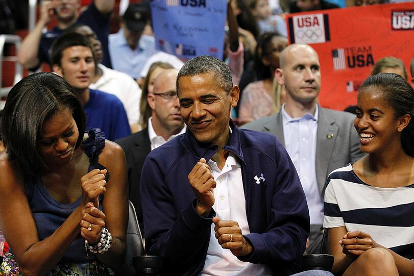 Von der "Kiss Cam" erwischt: Obama knutscht seine Michelle beim Basketball in Washington - sehen Sie hier die besten Bilder.