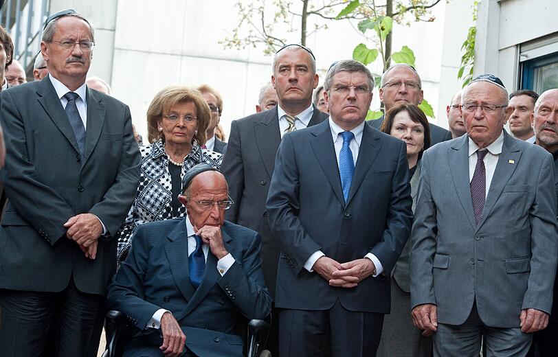Münchens Oberbürgermeister Christian Ude (l-r), die Präsidentin der Israelitischen Kultusgemeinde München und Oberbayern, Charlotte Knobloch, IOC-Mitglied Alex Gilady, Bayerns Kultusminister Ludwig Spaenle, der Präsident des Deutschen Olympischen Sportbundes Thomas Bach und der Präsident des NOK Israel, Zvi Varshaviak, nehmen am Mittwoch (05.09.2012) in München an einer Kranzniederlegung zum Gedenken an die vor 40 Jahren beim Olympia-Attentat ermordeten israelischen Sportler teil. Die Veranstaltung fand in der Connollystraße 31 im ehemaligen Olympischen Dorf statt, wo 1972 die Geiselnahme begann.