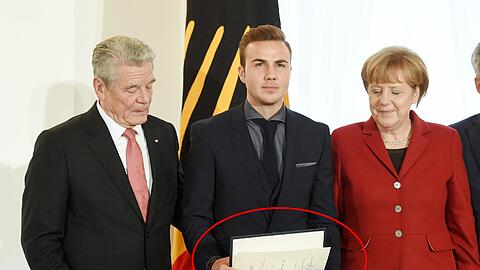 Ehre wem Ehre gebührt. Die Nationalelf um Mario Götze bekam am Montag das silberne Lorbeerblatt verliehen. Bei der Überreichung der Urkunde hielt Götze nur leider das Dokument falschrum - entsprechend betreten schauen Kanzlerin Angela Merkel und Bundespräsident Joachim Gauck.