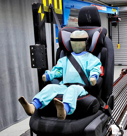 Unfälle mit dicker WInterkleidung können lebengefährlich sein. Die Bilder vom Crash-Test des ADAC.