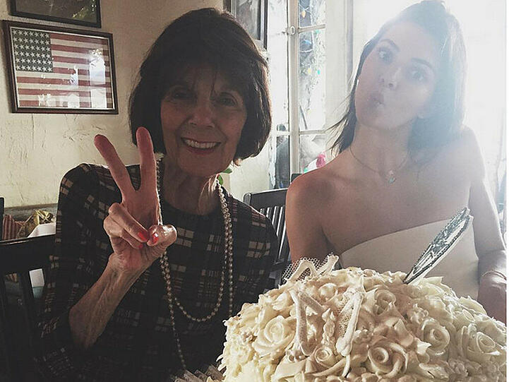 Was gehört zu einer ordentlichen Geburtstagsparty? Richtig: ein riesiger Kuchen. Daran hat Kylie Jenner natürlich auch gedacht