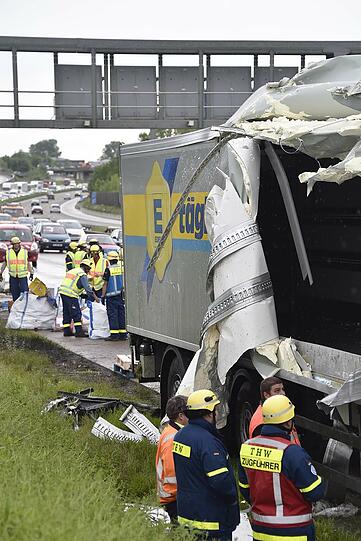 Ein schwerer Lkw-Unfall auf der A92 sorgte für erhebliche Behinderungen am Dienstag - die Bilder vom Bergungseinsatz.