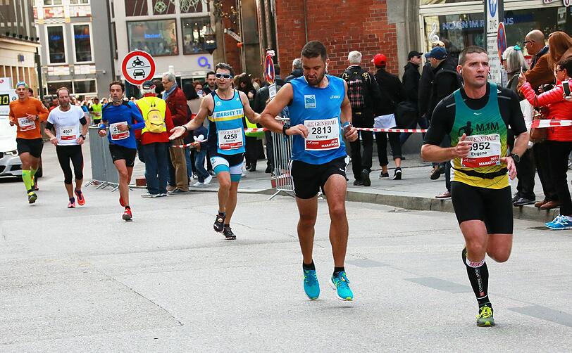Sonnenschein und weiß-blauer Himmel: Beim München Marathon hatten die Teilnehmer perfekte Wetterbedingungen. Die Bilder zum Durchklicken.