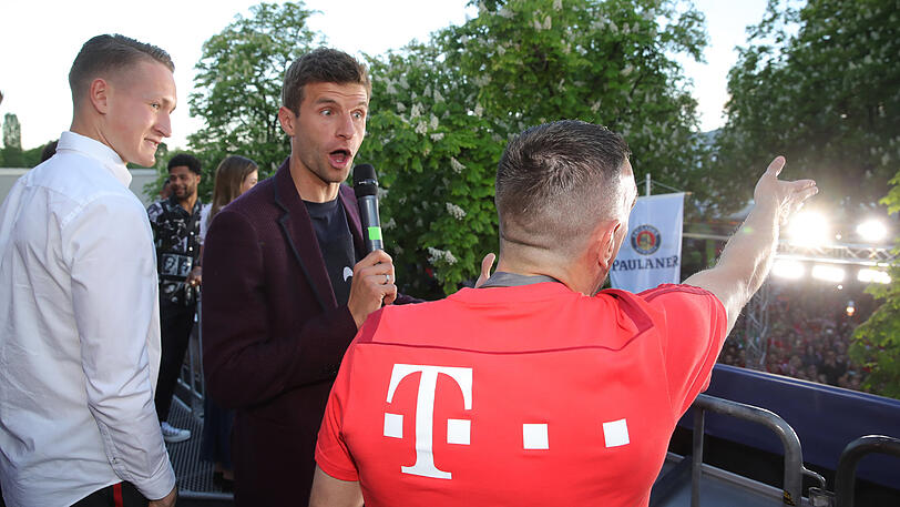 Ron-Torben Hoffmann (l.), Thomas Müller (m.) und Franck Ribéry auf dem Balkon.