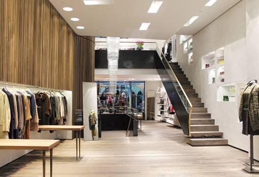 Auch der neue Shop wurde mit verschieden behandelten Hölzern für Wände und Fußboden eingerichtet