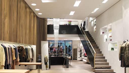 Auch der neue Shop wurde mit verschieden behandelten Hölzern für Wände und Fußboden eingerichtet Auch der neue Shop wurde mit verschieden behandelten Hölzern für Wände und Fußboden eingerichtet