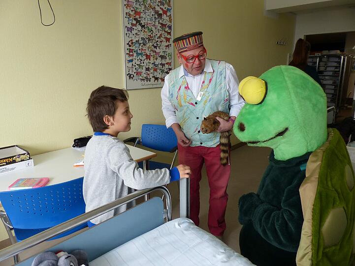 Kiddy, die riesen Riesenschildkröte und Clown Peppino waren nur einige der illustren Gäste heute im Klinikum Großhadern.