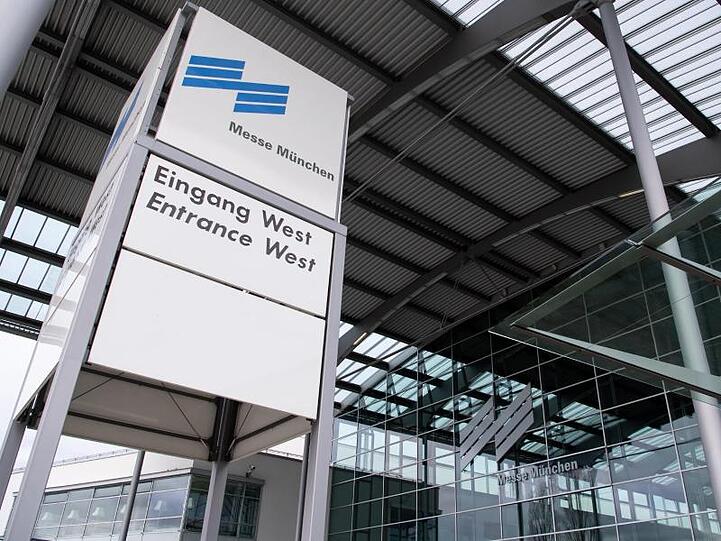 Der Eingang West zum Gelände der Messe München. Foto: Sven Hoppe/dpa
