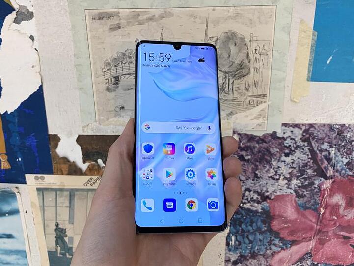 Im Inneren setzt Huawei weitgehend auf die schon vom Mate 30 bekannte Hardware wie den Prozessor Kirin 980 oder einen Fingerabdrucksensor im Display.