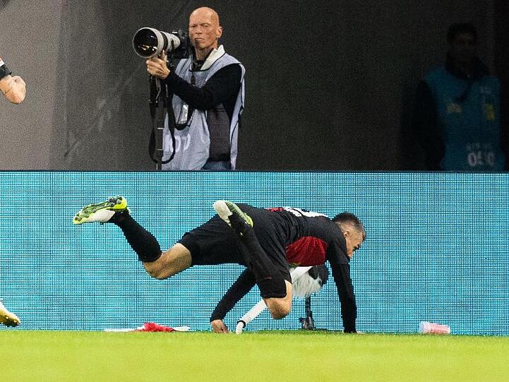 Trifft besonders gern gegen den FC Köln: Vedad Ibisevic (r) fällt nach seinem Treffer zum 2:0 über die Eckfahne.