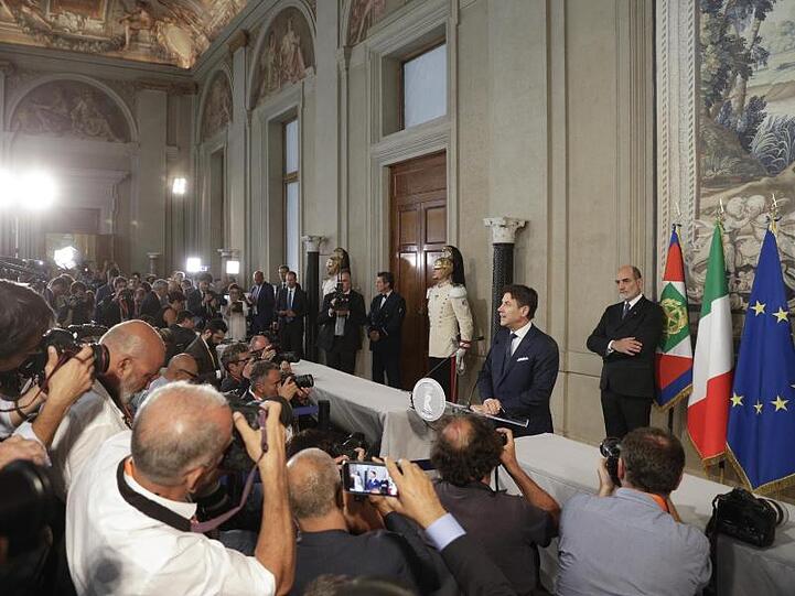 Italiens Ministerpräsident Giuseppe Conte (2.v.r) bei einer Pressekonferenz.