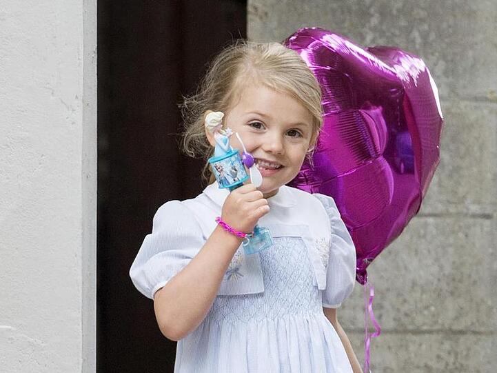 Prinzessin Estelle von Schweden hat sich ein Bein gebrochen und trägt jetzt einen Gips.