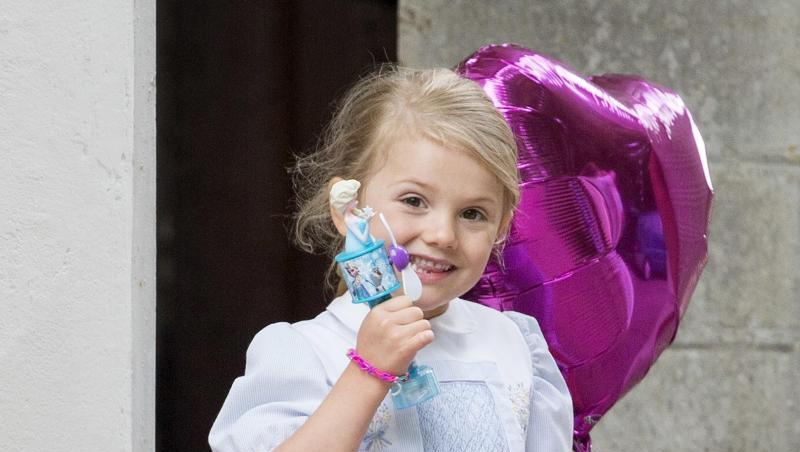 Prinzessin Estelle von Schweden hat sich ein Bein gebrochen und trägt jetzt einen Gips. Prinzessin Estelle von Schweden hat sich ein Bein gebrochen und trägt jetzt einen Gips.
