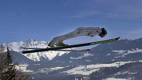 Skispringer Sven Hannawald fliegt am 05.01.2002 von der Schanze im österreichischen Bischofshofen.