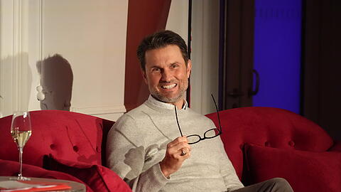 Simon Verhoeven auf dem roten Sofa der AZ.