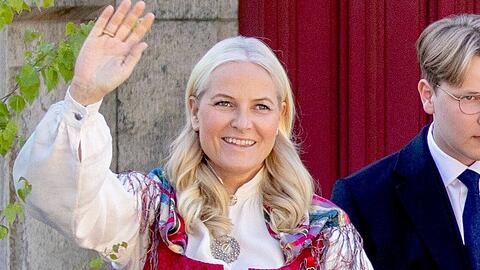 Anfangs waren viele Norweger nicht begeistert, dass die Frau mit wilder Vergangenheit die Frau des künftigen Königs wird. Doch schnell konnte Mette-Marit ihre Skeptiker überzeugen.