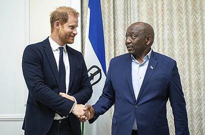 Alleine in Afrika: Prinz Harry trofft sich mit dem Premierminister vonLesotho, Sam Matekane, während er das Land besucht.