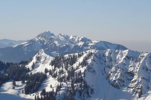 Der Hirschberg ist einer der schönsten Aussichtsberge in den bayerischen Voralpen. Panoramablick über den Geierstein hinüber zum Brauneck und der Benediktenwand.
