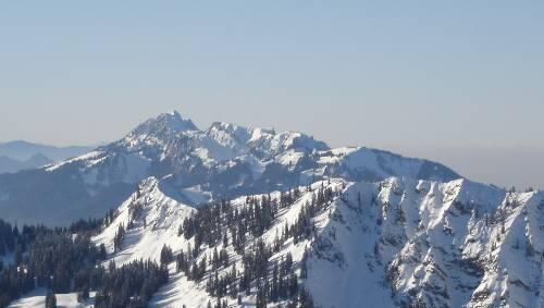 Der Hirschberg ist einer der schönsten Aussichtsberge in den bayerischen Voralpen. Panoramablick über den Geierstein hinüber zum Brauneck und der Benediktenwand. Der Hirschberg ist einer der schönsten Aussichtsberge in den bayerischen Voralpen. Panoramablick über den Geierstein hinüber zum Brauneck und der Benediktenwand.