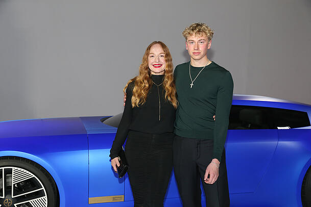 Brigitte Hobmeier begutachtet den neuen Jaguar mit ihrem Sohn August Brugger. Brigitte Hobmeier begutachtet den neuen Jaguar mit ihrem Sohn August Brugger.