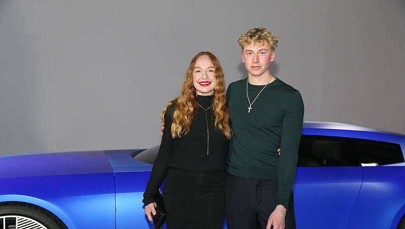 Brigitte Hobmeier begutachtet den neuen Jaguar mit ihrem Sohn August Brugger. Brigitte Hobmeier begutachtet den neuen Jaguar mit ihrem Sohn August Brugger.