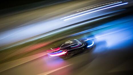 Ein Porscherfahrer hat sich in der M&uuml;nchner Innenstadt eine Verfolgungsjagd mit der Polizei geliefert und dabei einen Unfall gebaut. (Symbolbild)