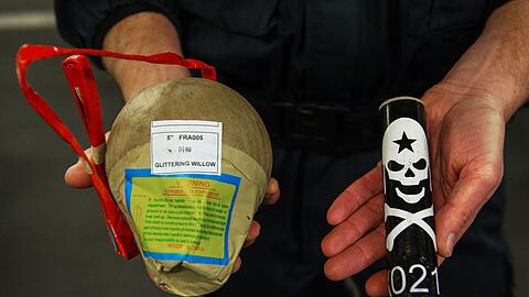 Beamte der Bundespolizei haben in diesem Jahr 17 Prozent weniger illegales Feuerwerk an den Grenzen beschlagnahmt. (Symbolbild)