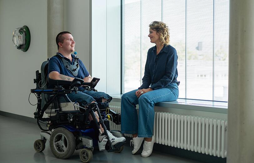 Michael Mehringer ist querschnittsgelähmt. Doch modernste Technik hilft ihm zu einer neuen Stufe von Eigenständigkeit. Michael Mehringer ist querschnittsgelähmt. Doch modernste Technik hilft ihm zu einer neuen Stufe von Eigenständigkeit.