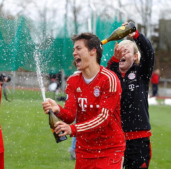 Die Fußballerinnen von Rekordsieger 1. FFC Frankfurt und Außenseiter Bayern München stehen im DFB-Pokal-Finale der Frauen am 12. Mai in Köln. Einen Tag nach dem 7:6 (1:1/2:2) nach Elfmeterschießen der Hessinnen im Halbfinale gegen den dreimaligen Cupgewinner FCR Duisburg zogen am Ostermontag die Münchnerinnen dank eines 5:2 (4:1) gegen den Hamburger SV in das prestigeträchtige Endspiel ein. Der Jubel kannte keine Grenzen...