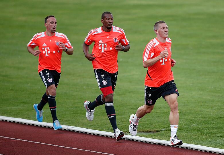 Mit dabei: Franck Ribery (l.) läuft hinter Boateng und Schweinsteiger.