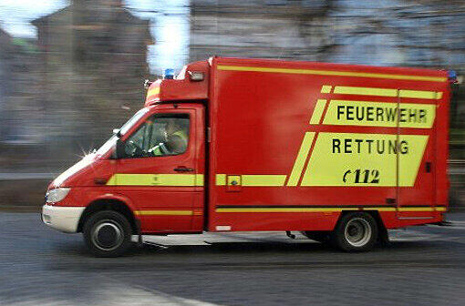 Ein Feuerwehr-Auto im Einsatz (Symbolbild)