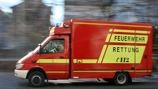 Ein Feuerwehr-Auto im Einsatz (Symbolbild) Ein Feuerwehr-Auto im Einsatz (Symbolbild)