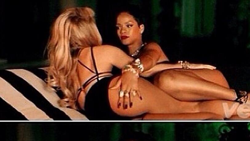 Shakira (links) und Rihanna kommen sich in ihrem neuen Musikvideo näher Shakira (links) und Rihanna kommen sich in ihrem neuen Musikvideo näher