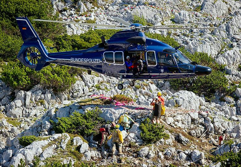 Am Einstieg der Riesending-Schachthöhle warten die Rettungskräfte.