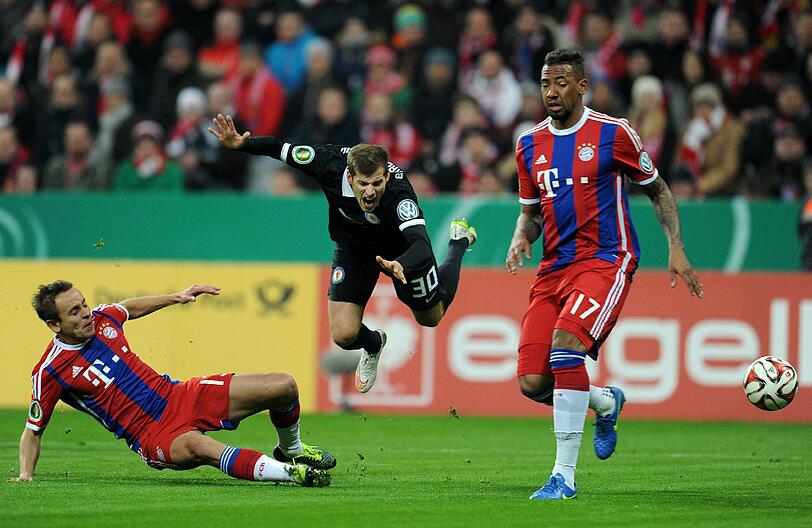 JÉRÔME BOATENG - Note 2 - Die Wand. An ihm gab es für Stürmer-Winzling Ryu kein Vorbeikommen. Gewann jedes Kopfballduell, jeden Zweikampf. Gewohnt sicher und zuverlässig.