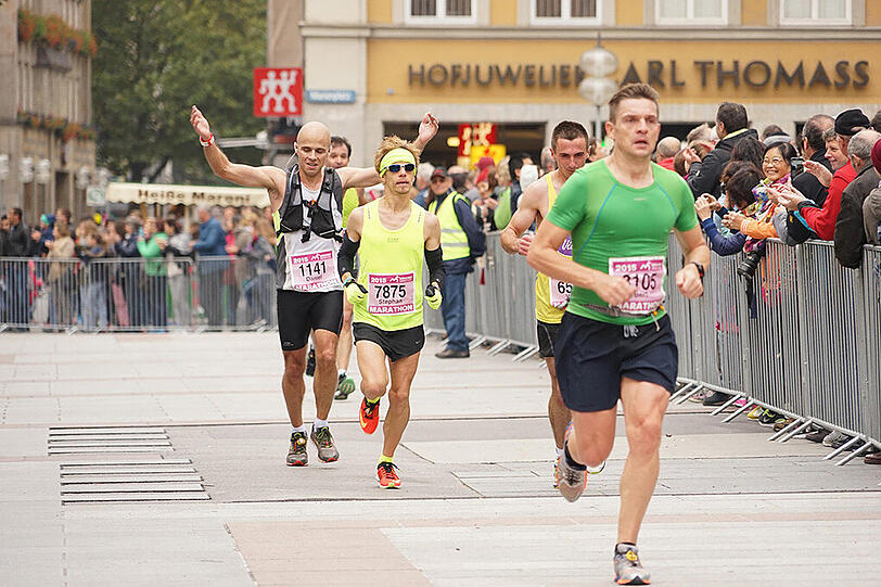 Die Läufer und Läuferinnen des 30. München Marathon am 11.20.2015
