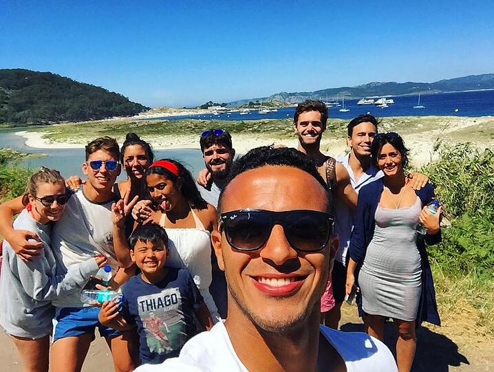 Der spanische Mittelfeldmann Thiago mit Freunden und Familie.