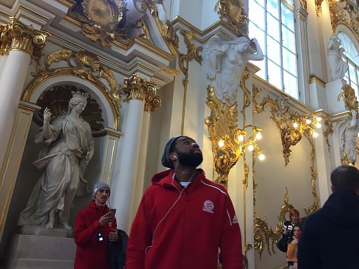 Die Basketballer des FC Bayern bei ihrem Ausflug in die berühmte Eremitage von St. Petersburg, eines der größten und bedeutendsten Kunstmuseen der Welt.
