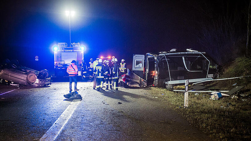 Der Fahrer des Kleintransporters wurde aus seinem Fahrzeug geschleudert und verstarb noch vor Ort. Die Bilder von der A9.