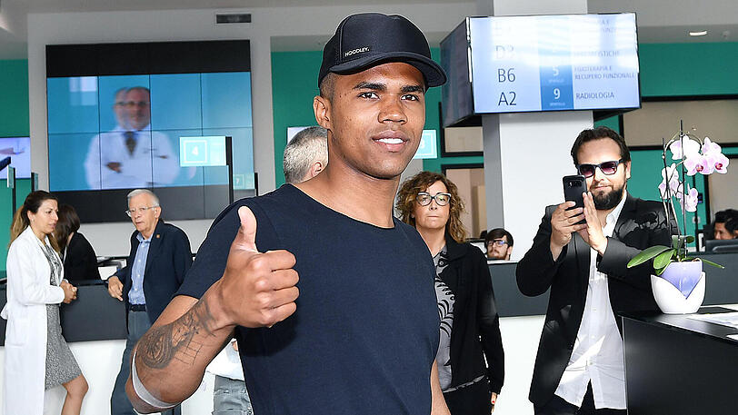 Daumen hoch für seine neue Aufgabe in Turin. Douglas Costa, hier beim Medizincheck in der italienischen Metropole.