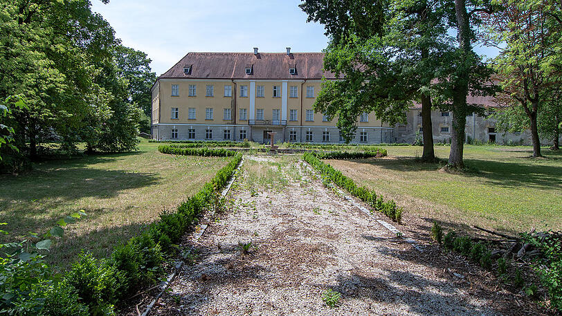 Das Schloss Ering im Landkreis Rottal-Inn. Die zwei Schlossbesitzer stritten sich vor dem Oberlandesgericht in München um das Parken im Innenhof.