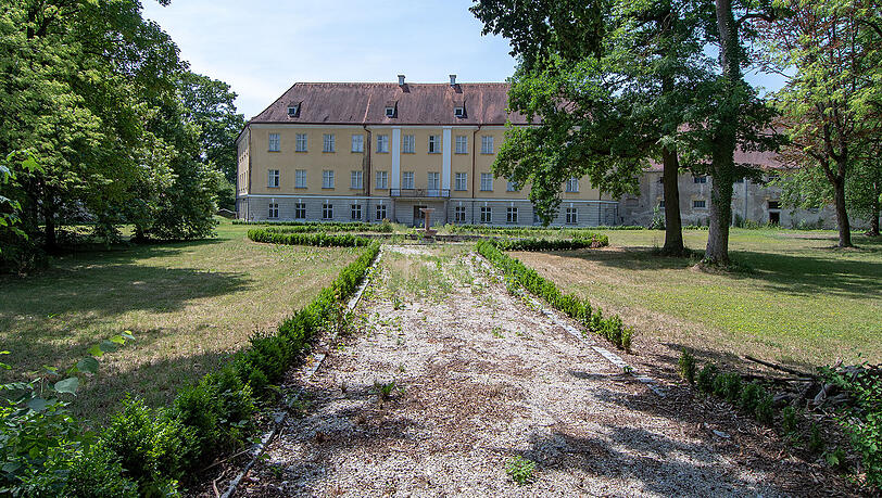 Das Schloss Ering im Landkreis Rottal-Inn. Die zwei Schlossbesitzer stritten sich vor dem Oberlandesgericht in München um das Parken im Innenhof. Das Schloss Ering im Landkreis Rottal-Inn. Die zwei Schlossbesitzer stritten sich vor dem Oberlandesgericht in München um das Parken im Innenhof.