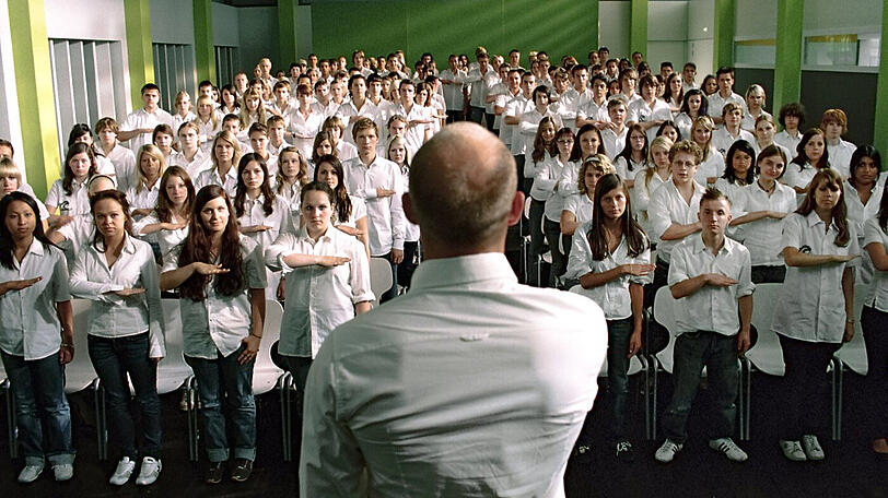 Szene aus dem Film "Die Welle": Rainer Wenger (Jürgen Vogel) steht vor einer Gruppe Schüler.