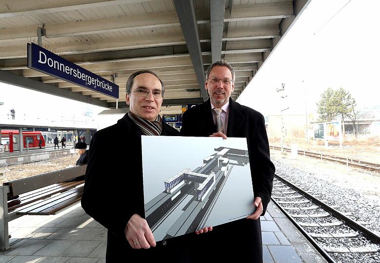 Hans Peter Göttler vom Freistaat und Heiko Hamann vom Bahnhofsmanagement München zeigen die Pläne.